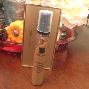 Color: cognac Estée Lauder Resilience Lift